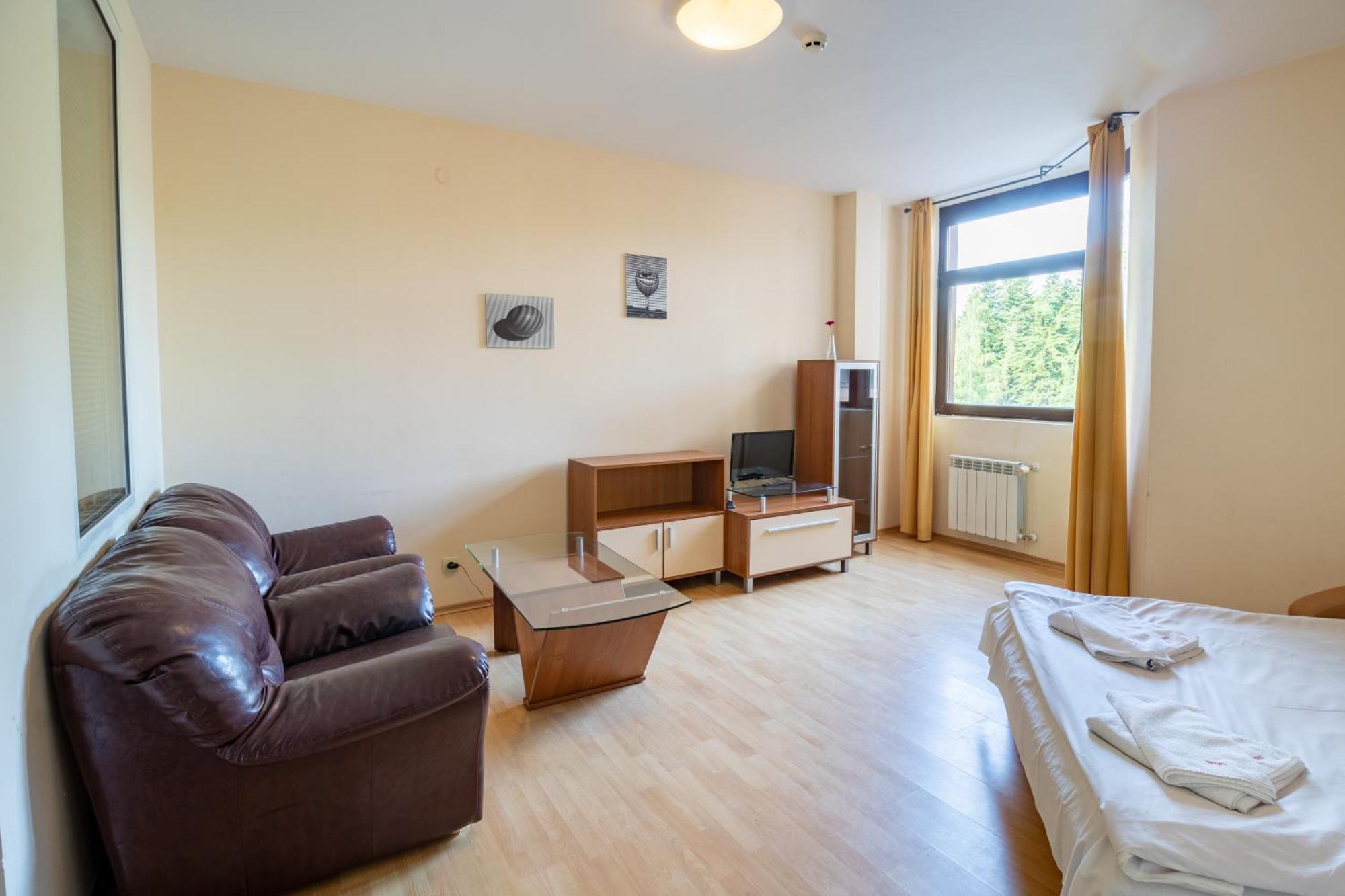 בורובץ Charming One Bed Apartment 423 In Main Flora Building מראה חיצוני תמונה