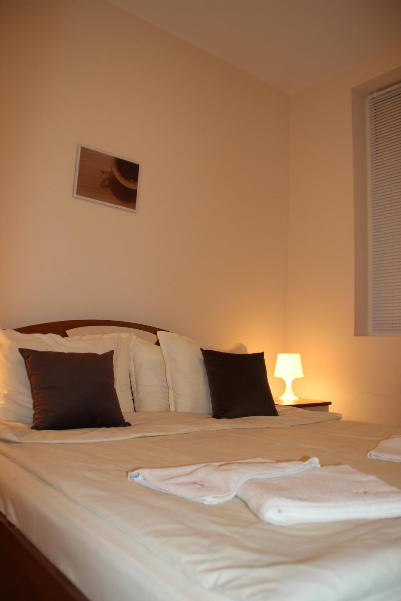 בורובץ Charming One Bed Apartment 423 In Main Flora Building מראה חיצוני תמונה
