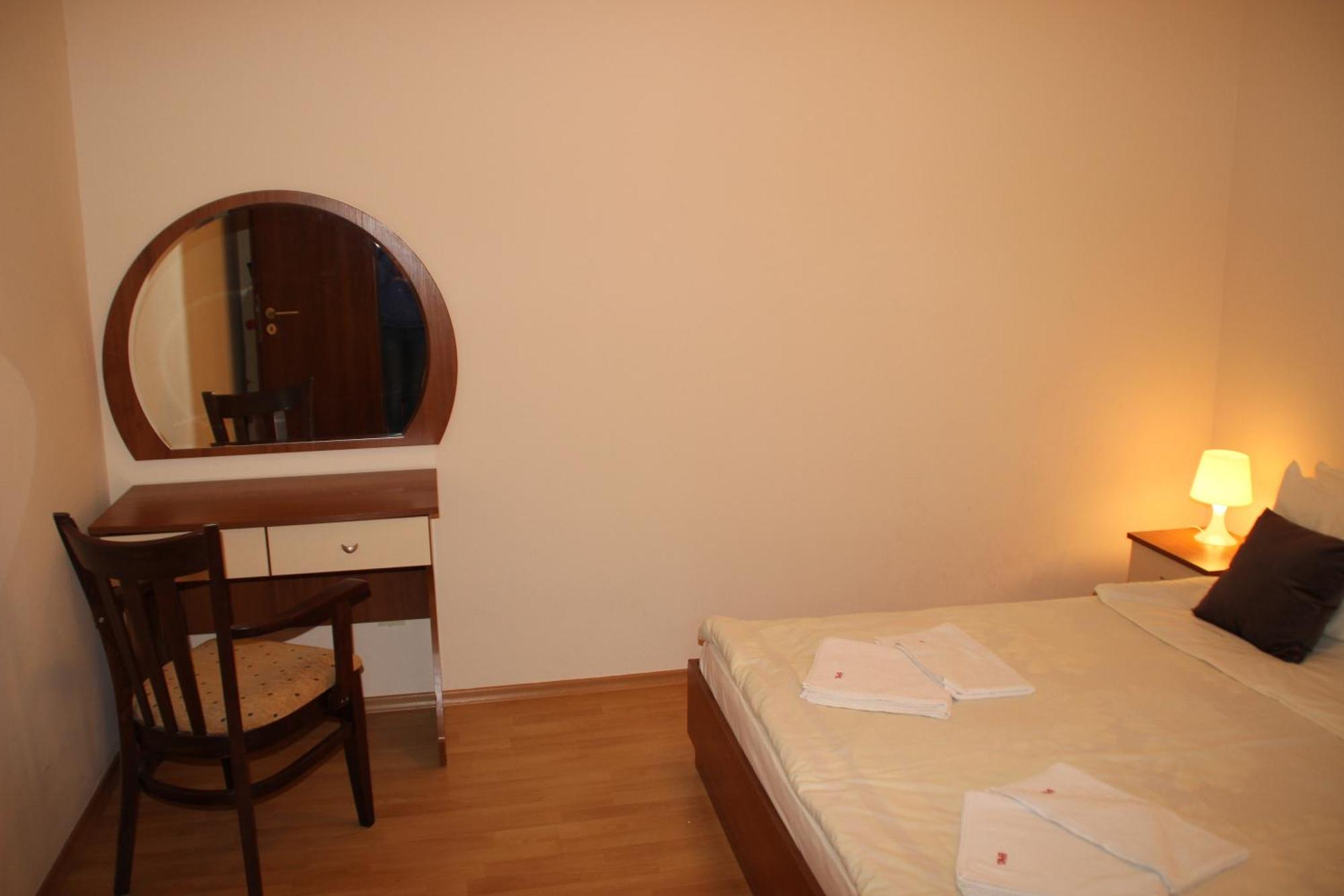 בורובץ Charming One Bed Apartment 423 In Main Flora Building מראה חיצוני תמונה