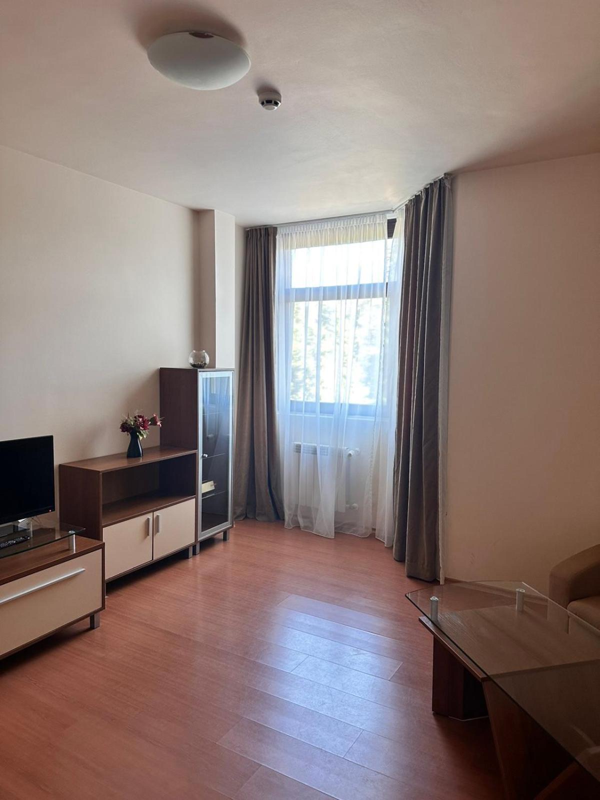 בורובץ Charming One Bed Apartment 423 In Main Flora Building מראה חיצוני תמונה