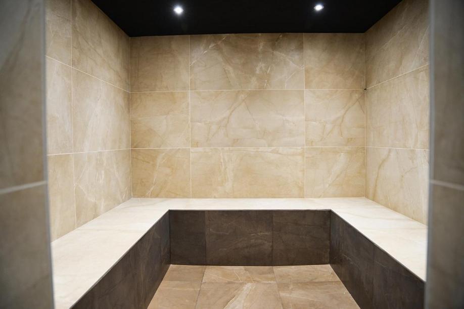 בורובץ Charming One Bed Apartment 423 In Main Flora Building מראה חיצוני תמונה