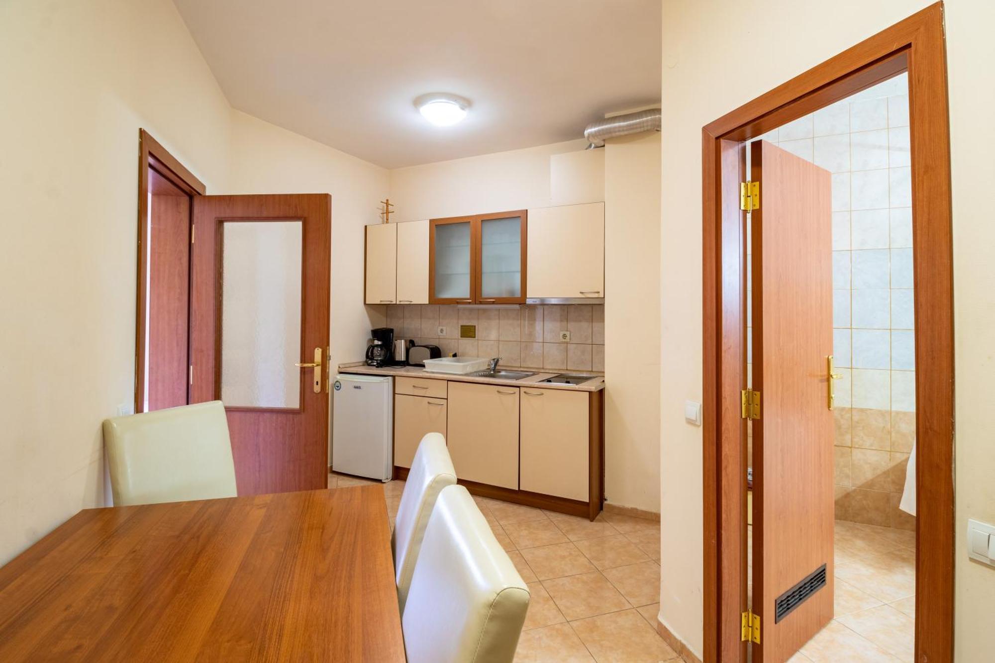 בורובץ Charming One Bed Apartment 423 In Main Flora Building מראה חיצוני תמונה