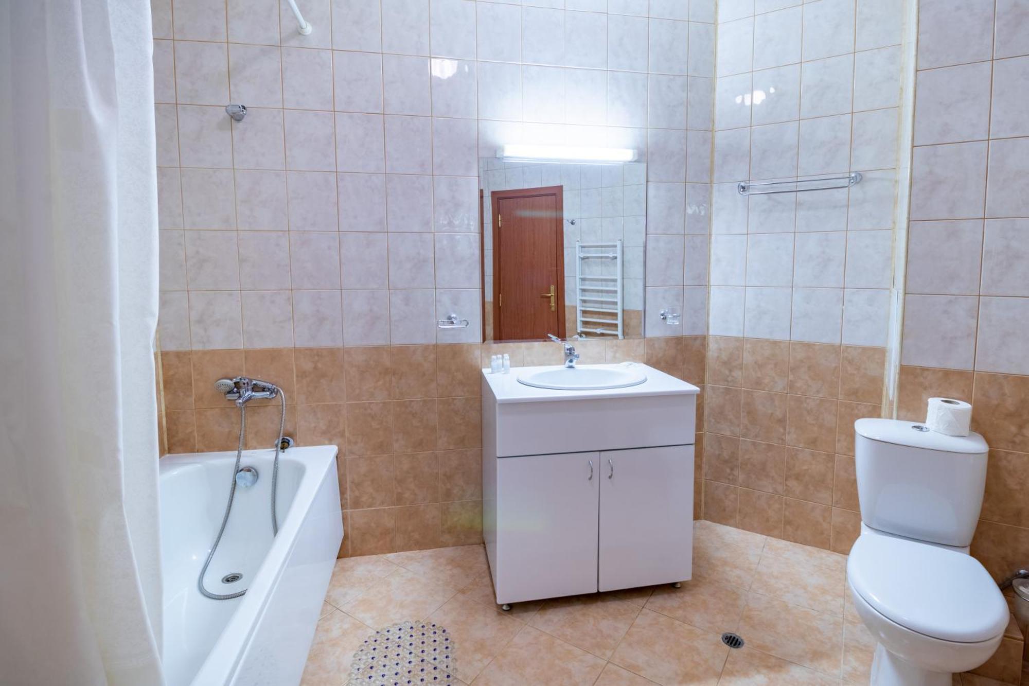 בורובץ Charming One Bed Apartment 423 In Main Flora Building מראה חיצוני תמונה