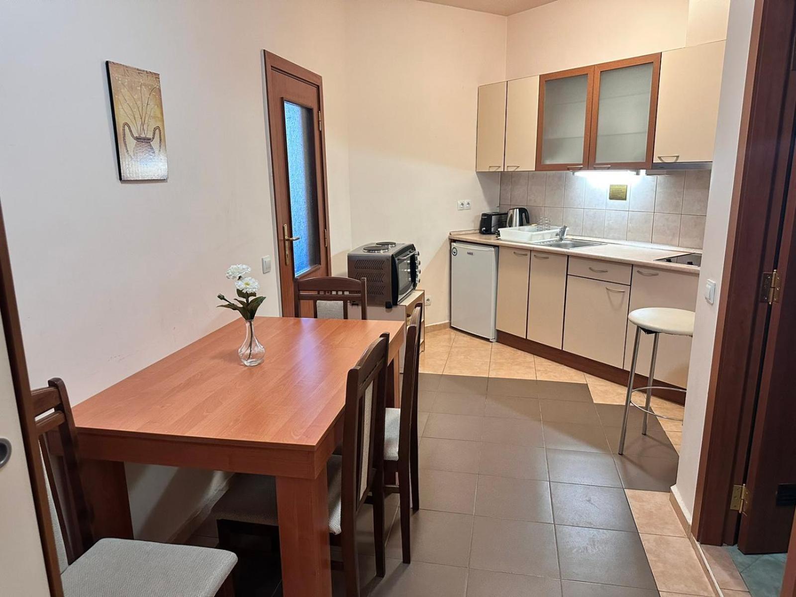 בורובץ Charming One Bed Apartment 423 In Main Flora Building מראה חיצוני תמונה