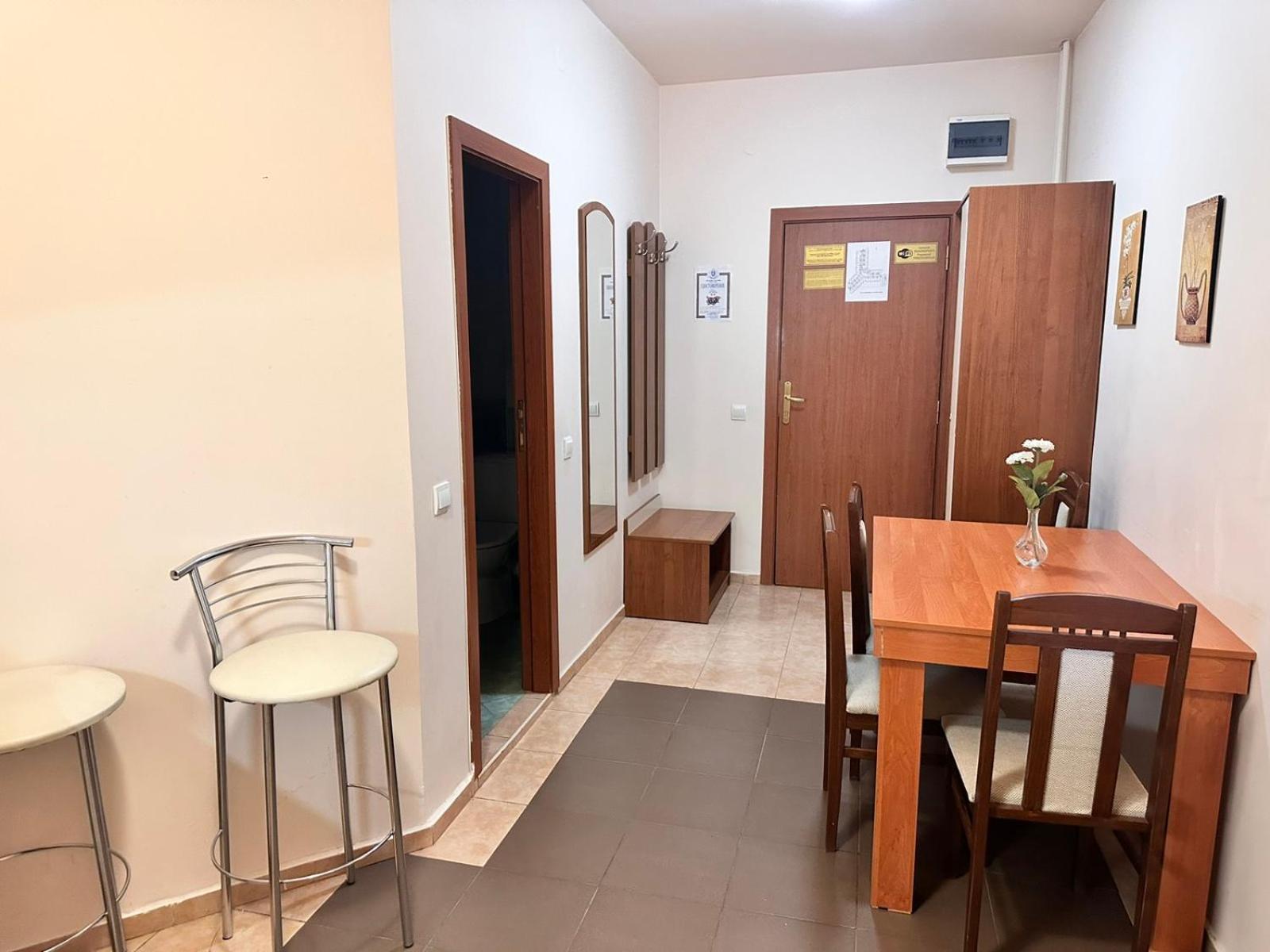 בורובץ Charming One Bed Apartment 423 In Main Flora Building מראה חיצוני תמונה
