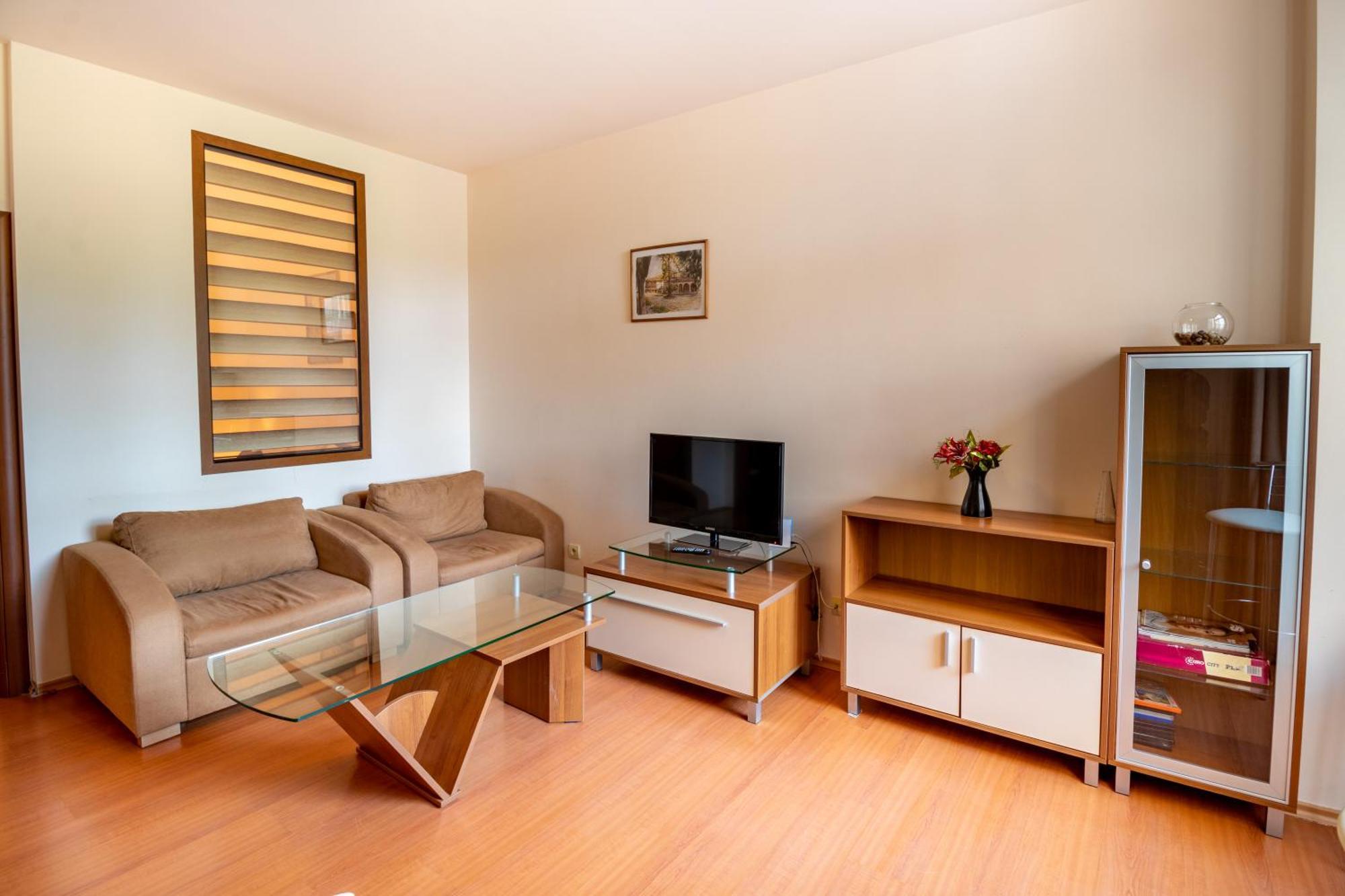 בורובץ Charming One Bed Apartment 423 In Main Flora Building מראה חיצוני תמונה