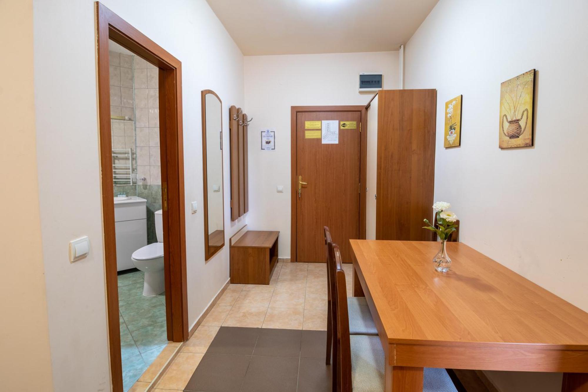 בורובץ Charming One Bed Apartment 423 In Main Flora Building מראה חיצוני תמונה